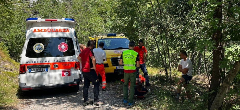 Perde il controllo del trattore tosaerba e rimane schiacciato dal mezzo: un uomo trasportato all’ospedale